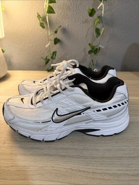 Nike White and Black Women’s Athletic Running Sneakers